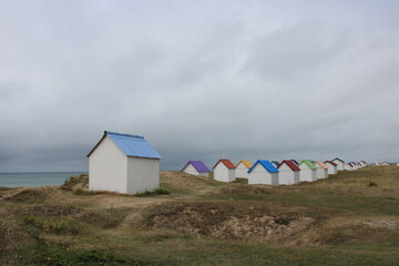 Fototapeta na wymiar Cabanes colorées de Gouville sur Mer