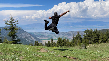 Energetic, synergetic and awareness-raising active movements in nature and enjoying the scenery