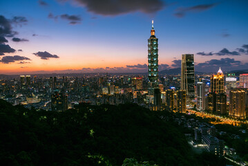 Fototapeta na wymiar Xiangshan Elephant Moutain, 象山, Taipei 101, Taipei, Taiwan.