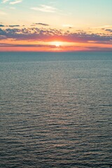 Obraz premium Tramonto sul mare e sull'isola di Foradada da Capo Caccia, comune di Alghero, città metropolitana di Sassari, Sardegna
