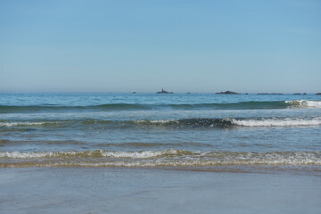 Plage et écume des vagues