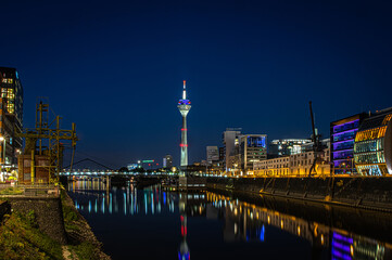 Medienhafen Düsseldorf mit Blick zum Rheinturm