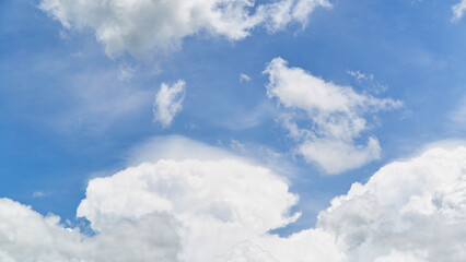 Obraz premium Blue sky with white clouds