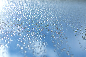 Gouttes de pluie sur la vitre - ciel et nuages en arrière plan