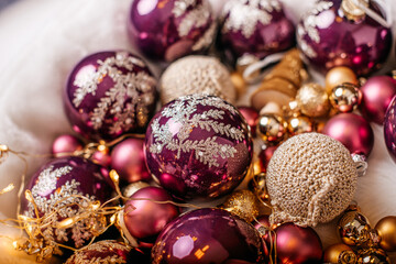 Dekokugeln Weihnachtskugeln Baumkugeln Baumschmuck Violet  Bordeauxrot Gold