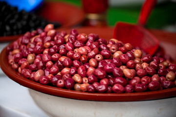 Puesto de aceitunas en el mercado