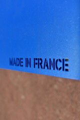 Inscription made in France sur métal bleu