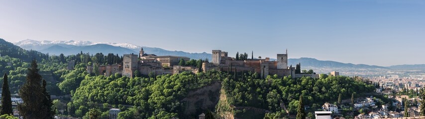 Panorama of la Alhambra, the muslim fortress and palace of Granada, and the snowed mountains of Sierra Nevada - obrazy, fototapety, plakaty