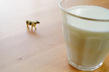 牛のミニチュアとグラスに入った牛乳