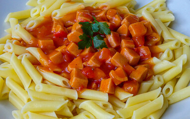 Makkaronisplitter mit Tomatensoße und Wurstgulasch nach ostdeutscher Tradition