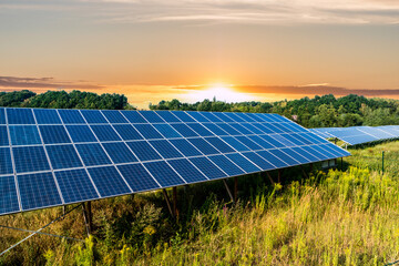 Photovoltaikanlage im Sonnenuntergang