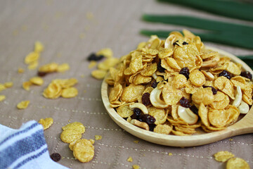 Obraz na płótnie Canvas Close up honey caramel cornflakes with raisins and cashews