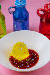 Gelatina de limón con bolas de azúcar de colores