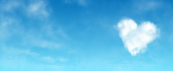 Herzförmige Wolke vor blauem Himmel. Panorama Banner Hintergrund.
