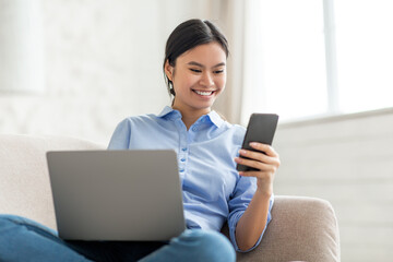Naklejka premium Cute korean lady freelancer working from home