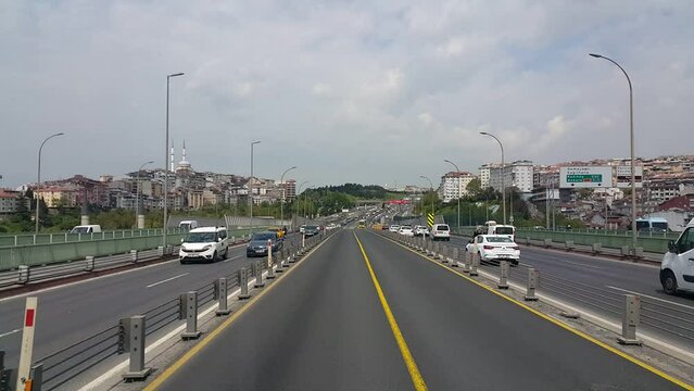 Travel road and vehicle traffic by Istanbul metrobus