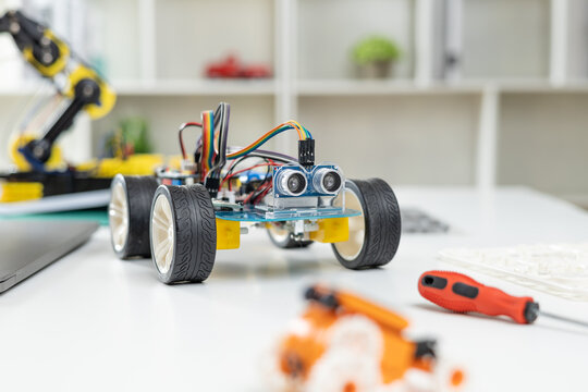 A metal robot and an electronic board that can be programmed.