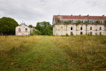 Fototapeta premium Bâtiments délabrés et abandonnés - Citadelle guerre mondiale