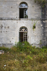 Fototapeta na wymiar Bâtiments délabrés et abandonnés - Citadelle guerre mondiale