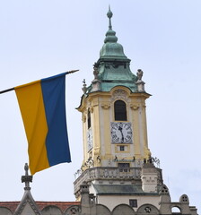 Fahne der Ukraine als Zeichen der Solidarität in der Altstadt  von Bratislava