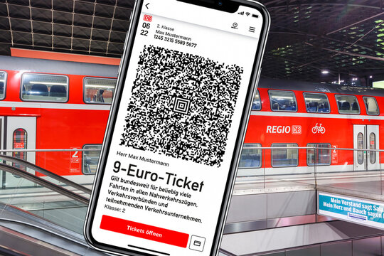 9-Euro-Ticket 9 Euro Ticket auf dem Handy mit Regionalbahn Regionalzug Fotomontage in Berlin, Deutschland