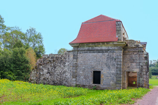 Grand-Est - Haute-Marne - Abbaye de Morimond - Vestiges de l'ancienne porterie de l'abbaye
