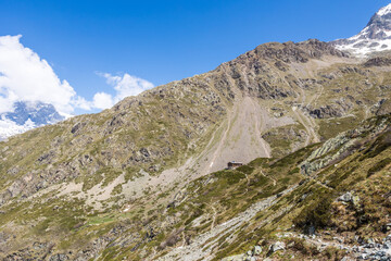 Refuge de Chabournéou sur les contreforts du Sirac à 2 020 m d'altitude dans la Vallée de Valgaudemar au printemps