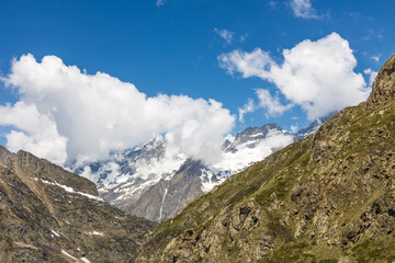 Fototapeta na wymiar Paysage depuis le chemin de randonnée vers le Refuge de Chabournéou dans la Vallée du Valgaudemar