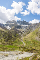 Fototapeta na wymiar Paysage depuis le chemin de randonnée vers le Refuge de Chabournéou dans la Vallée du Valgaudemar