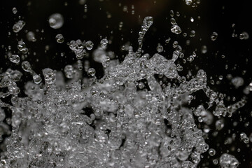 Gotas de agua esparcidas por el aire
