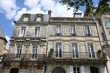 Fototapeta na wymiar Immeuble typique, vue de l'extérieur, ville de Angoulême, département de la Charente, France