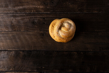 Campechana aislada sobre mesa de madera pan dulce tradicional de guatemala comida refaccion latina
