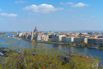 Obraz premium View of the river and the building of the Hungarian Parliament from the right hilly bank of the Danube.