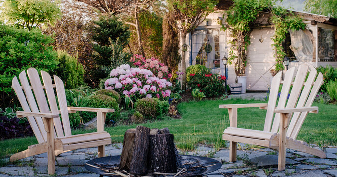 Palenisko ogrodowe, miejsce do rozpalenia ogniska w ogrodzie. Altanka w ogrodzie z miejsce na ognisko i fotelami ogrodowymi