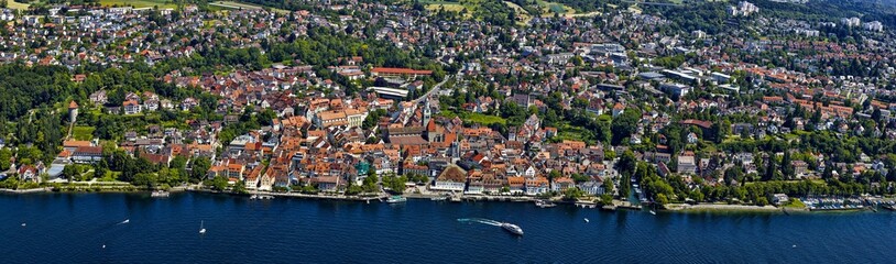 Fototapeta na wymiar Überlingen am Bodensee in Deutschland - Luftbildpanorama