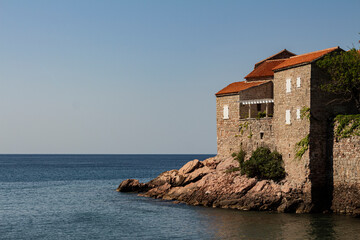 Fototapeta na wymiar house on the coast of the sea