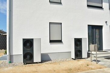 Klimaanlage, Luftwärmepumpe an einem neu erbauten Wohnhaus