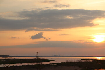 Fototapeta na wymiar zachód słońca nad jeziorem 