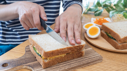 卵サラダサンドイッチ(ゆでたまご)を作る女性 - obrazy, fototapety, plakaty