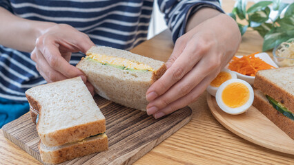 卵サラダサンドイッチ(ゆでたまご)を作る女性