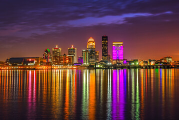 Long exposure shot of night buildings lights reflecting on the water in Louisville, Kentucky, USA - obrazy, fototapety, plakaty