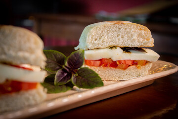 Lanche natural com queijo búfala 