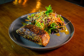 Salmão grelhado com salada 