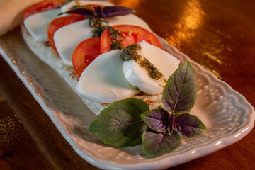 Lanche natural com tomate e queijo de búfala 
