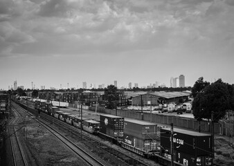 Paisaje urbano de la ciudad de México desde vías del tren. blanco y negro