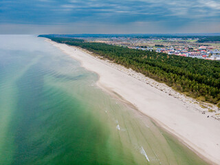 Plaża w Karwi z drona. - obrazy, fototapety, plakaty