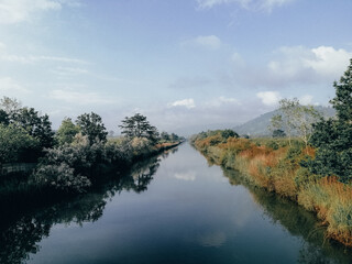 Paisaje de una ría con reflejos de las nuves en las tranquilas aguas.