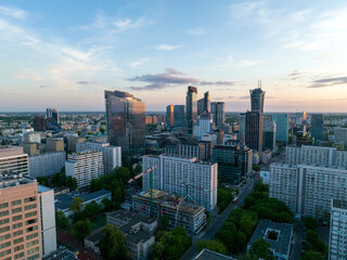 Centrum Warszawy, widok na bloki, wieżowce mieszkalne i biurowce, zbliżenie z lotu ptaka z drona,...