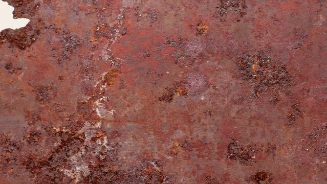 Makroaufnahmen von Rost auf einer Eisenoberfl&auml;che. Oxidierte Metallpatte Kamerafahrt rechts nach links