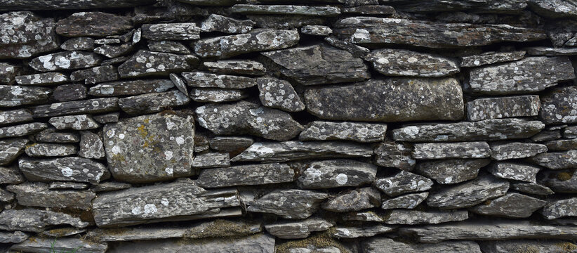 mur de pierres sèches en granit